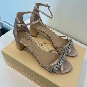 Jewel by Badgley Mischka Giona size 8.5